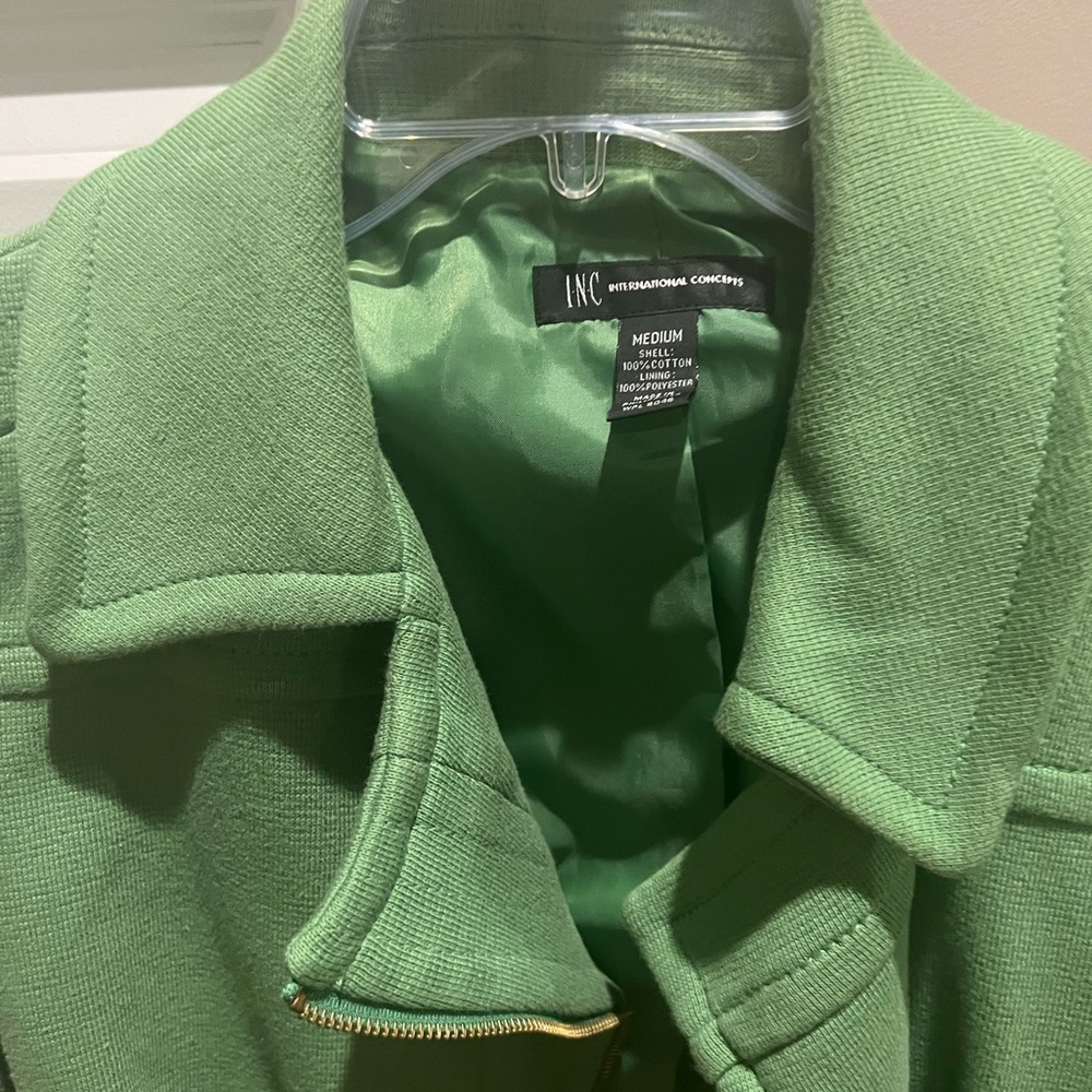 Beautiful green jacket with gold zipper and buttons - Picture 5 of 8